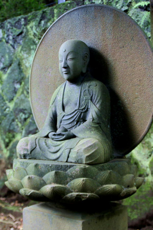 地蔵菩薩、河原の石、日本彫刻 のぞかせる